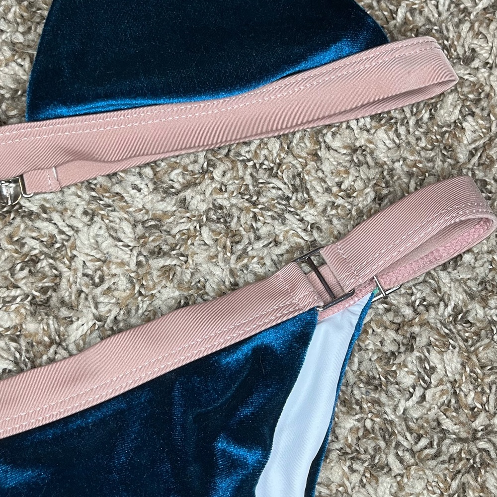 Bikini - Picture 3 of 4